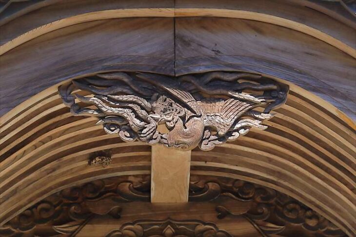 妙伝寺 本殿の鳳凰の木彫り