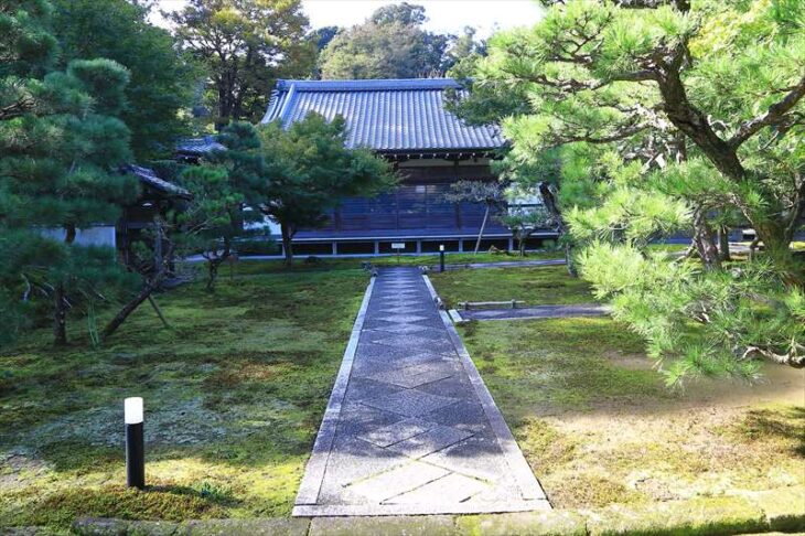 長寿寺の参道と本堂