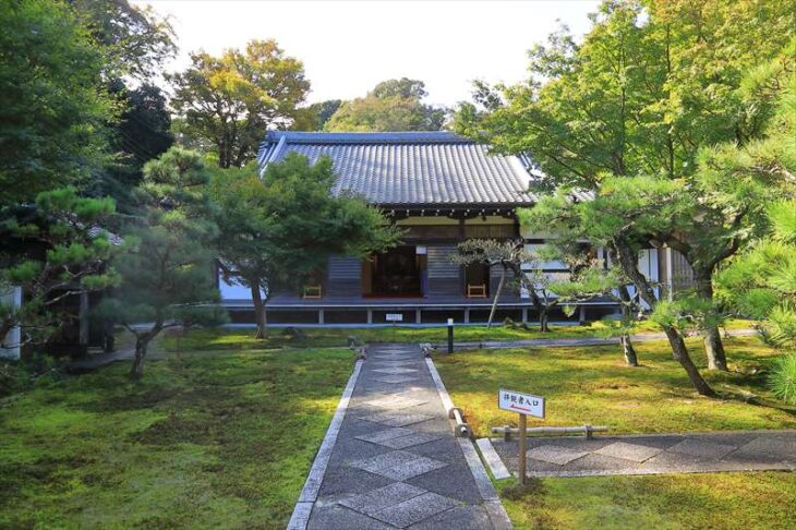 長寿寺の参道と本堂