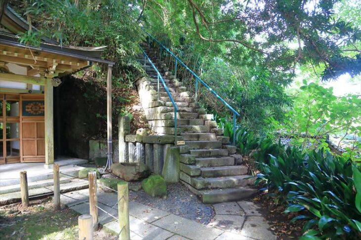 安国論寺の熊王殿の横の階段