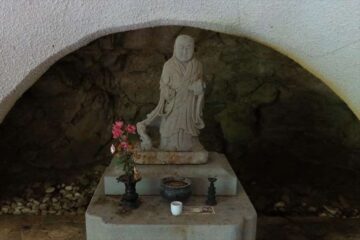 安国論寺 南面窟 日蓮聖人 石像