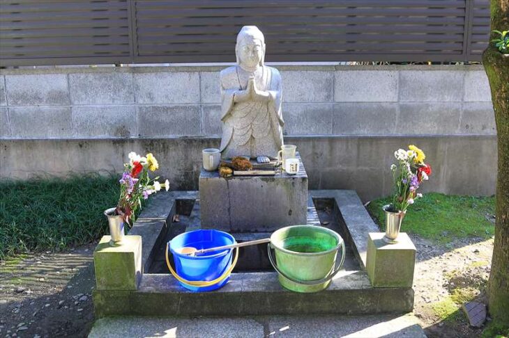 水行の場の仏像