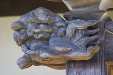 玉泉寺の木造の唐獅子