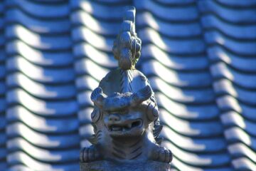 本興寺の屋根の鐙瓦の唐獅子