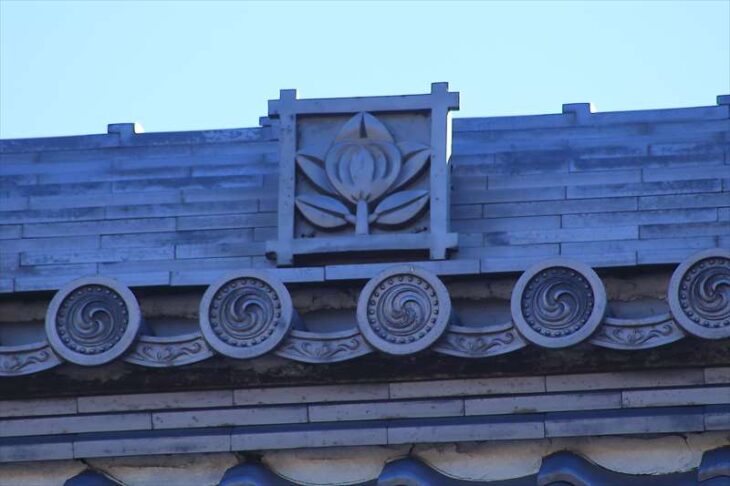 本興寺の屋根にある井桁に橘の宗紋