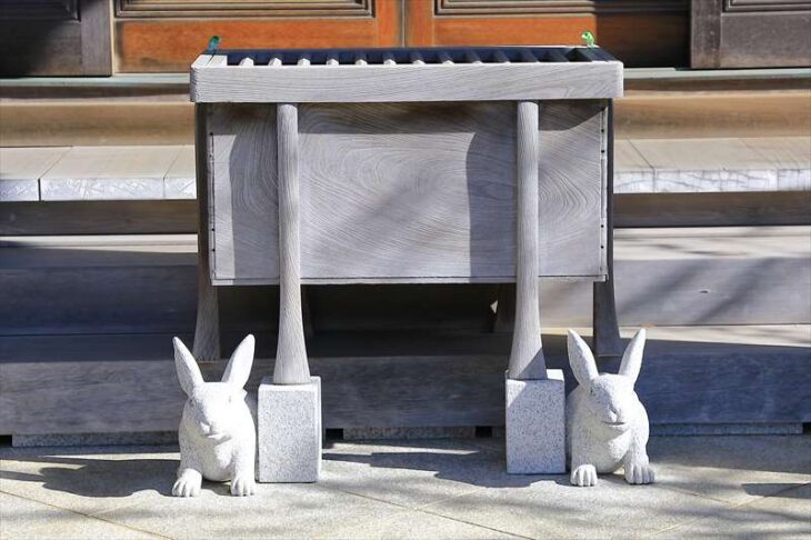 本龍寺の賽銭箱と兎