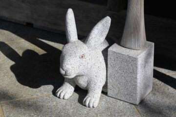 本龍寺の兎の石像