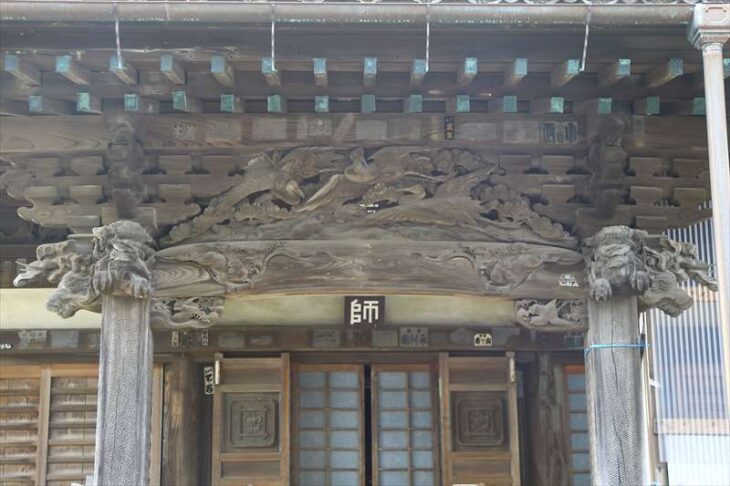 上行寺 本堂の軒下の木彫り