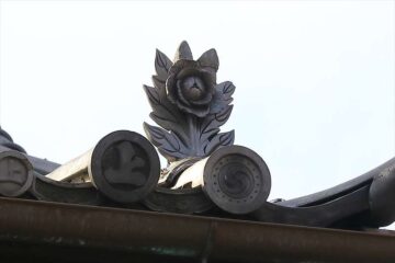 上行寺 屋根の牡丹の鐙瓦