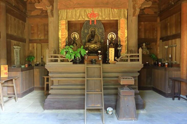 常楽寺の仏殿の中