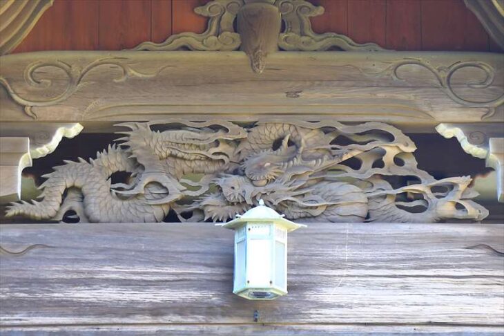 浄泉寺の木彫りの龍