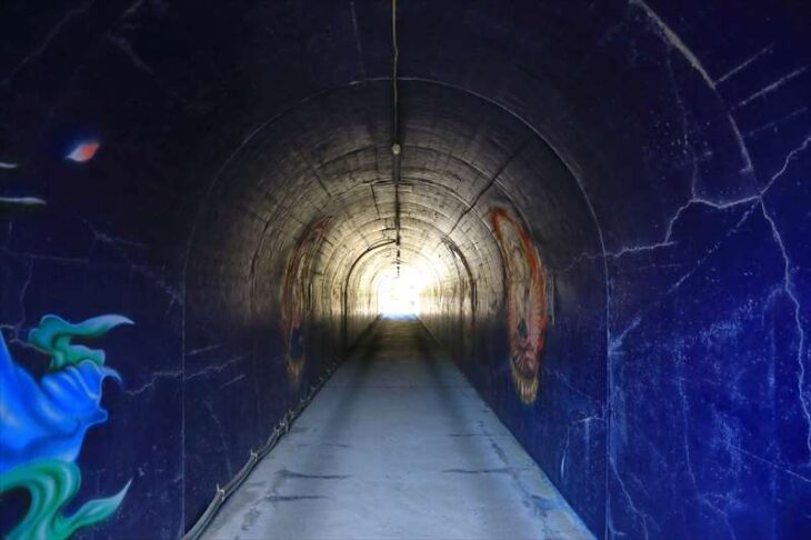 七里ヶ浜霊園のトンネル