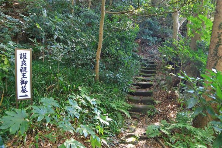 妙法寺の松葉ヶ谷御小庵跡 横の階段