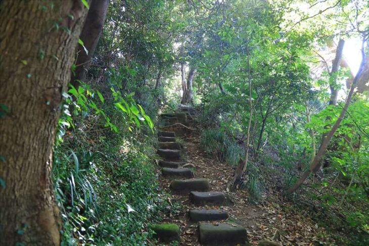 妙法寺の松葉ヶ谷御小庵跡 横の階段