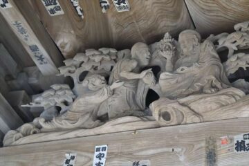 龍口寺の山門の木彫りの僧たち