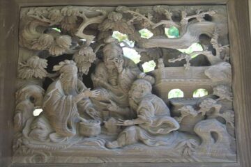 龍口寺の山門の木彫りの僧たち