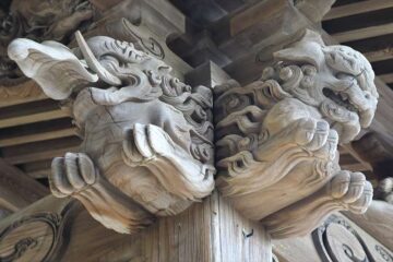 龍口寺 大本堂の木彫りの唐獅子と象