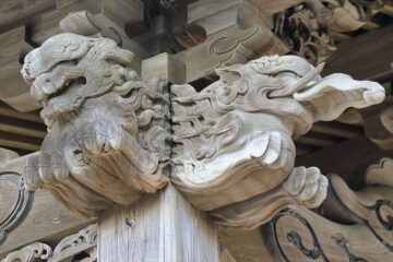 龍口寺 大本堂の木彫りの唐獅子と象