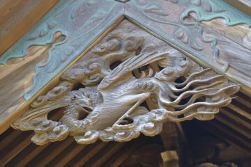 龍口寺の山門の木彫りの麒麟