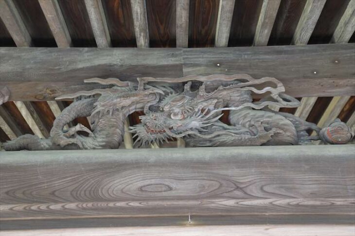 青蓮寺 本堂軒下の木彫りの龍