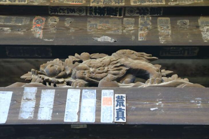 東慶寺 鐘楼の木彫りの龍