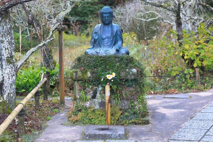 東慶寺 参道にある仏像