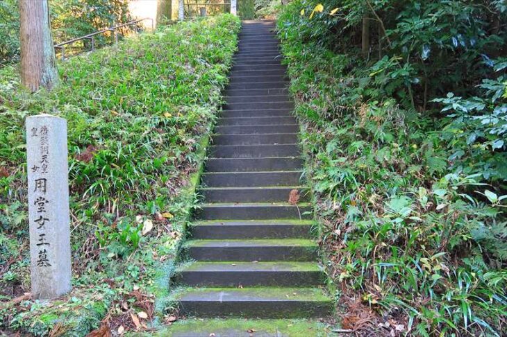 東慶寺の用堂女王墓への階段