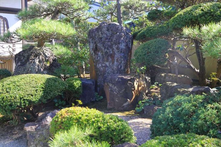 東漸寺の庭園の岩