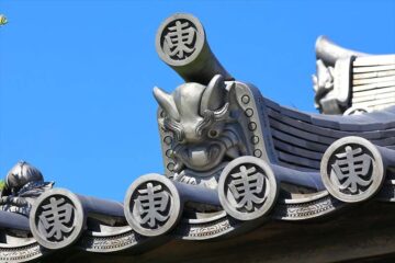 横須賀 東漸寺の山門の鬼瓦