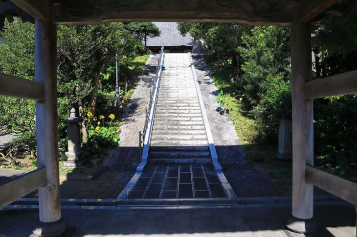 横須賀 東漸寺の山門から先の階段