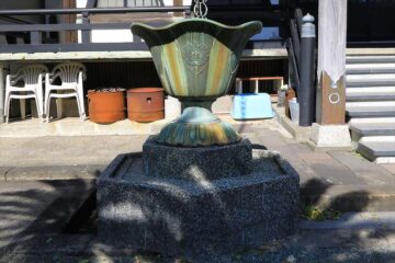 東漸寺（横須賀市）の本堂の天水盤