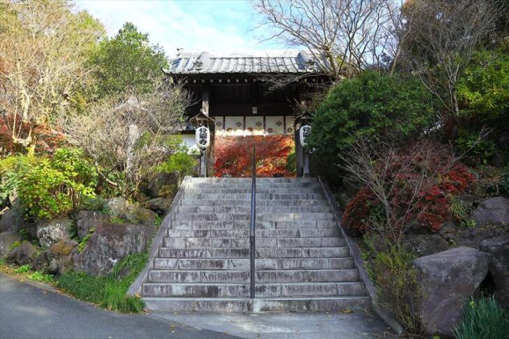 覚園寺の入口と山門