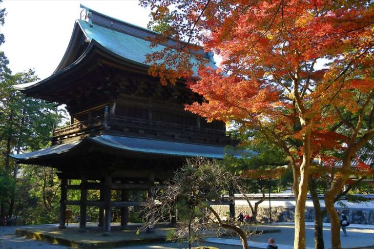 円覚寺 山門と紅葉