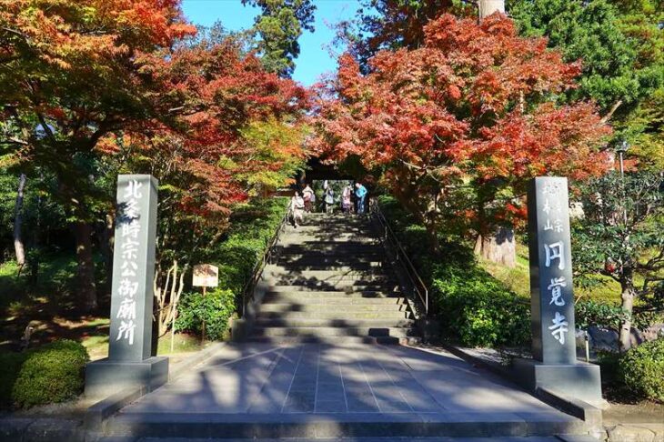 円覚寺 総門前の紅葉