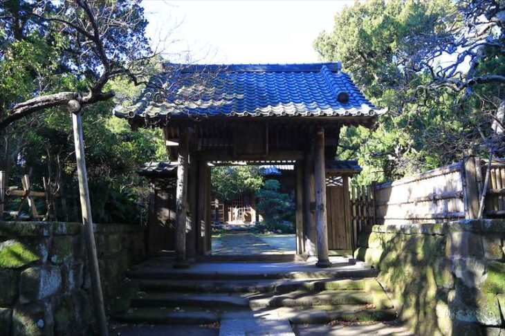 寿福寺 本堂前の門