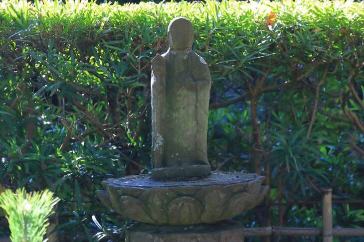 寿福寺の仏殿前の石仏