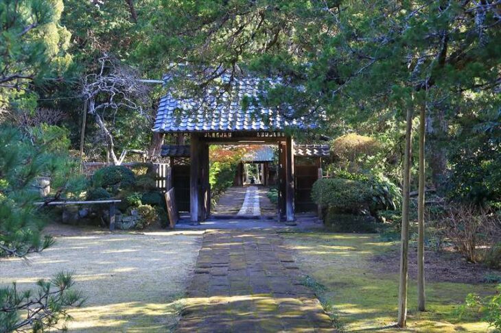 寿福寺の仏殿前の門