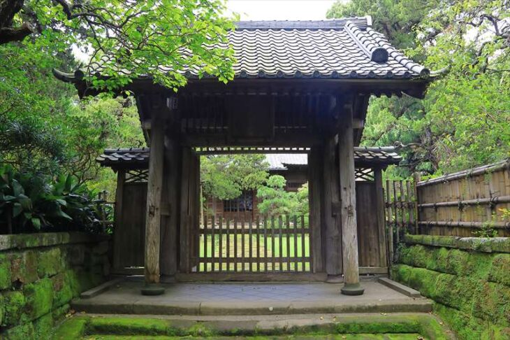 寿福寺 本堂前の門