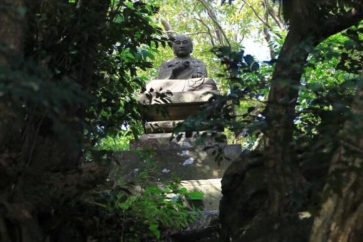 天園ハイキングコース上の弘法大師像