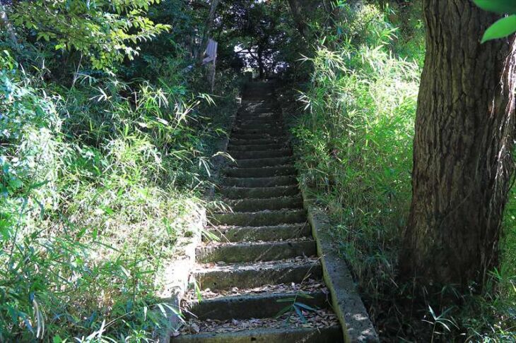 浄光明寺の網引地蔵 裏の階段