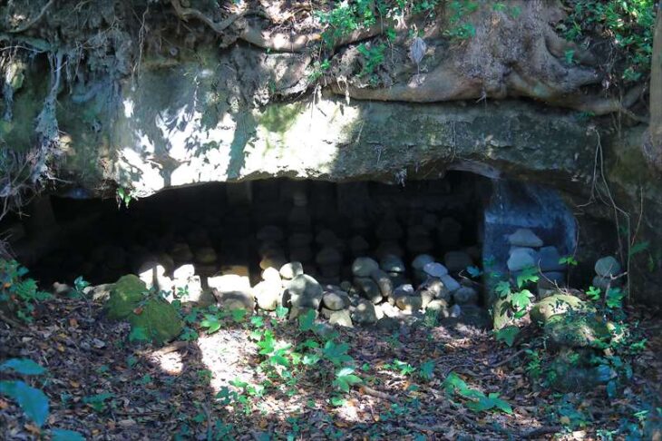 浄光明寺・冷泉為相の墓の裏のやぐら