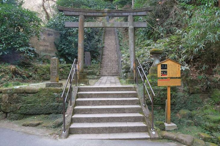 円覚寺 弁天堂への階段