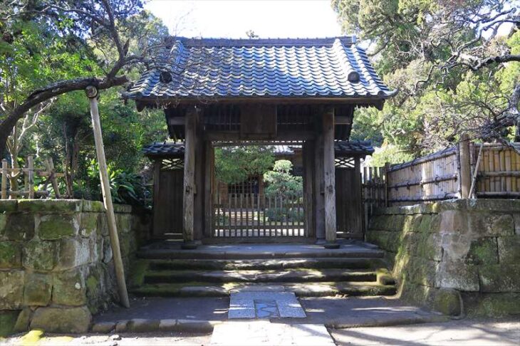 寿福寺の本堂手前の門