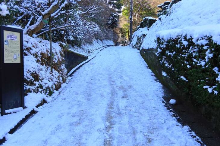 雪の亀ヶ谷坂