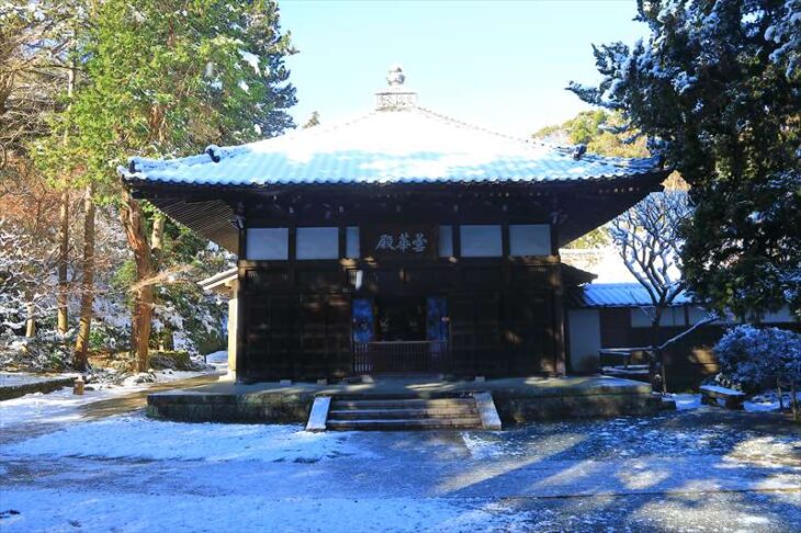 雪の浄智寺の本堂 曇華殿