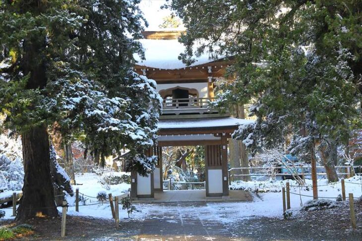 雪の浄智寺の鐘楼門