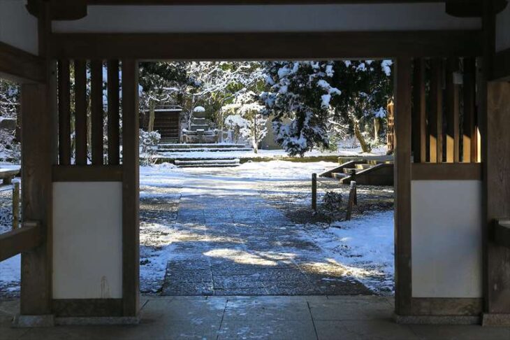 雪の浄智寺 鐘楼門奥の景色