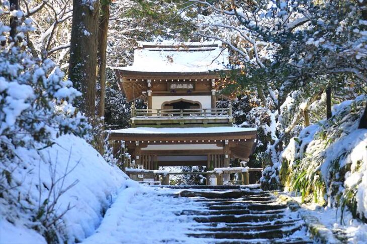 雪の浄智寺の鐘楼門