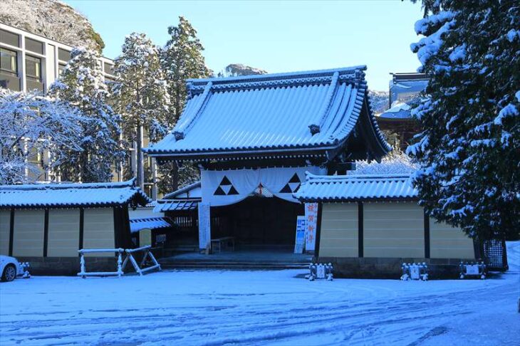 雪の建長寺