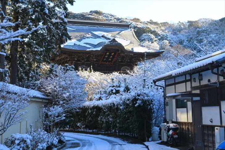 雪の建長寺